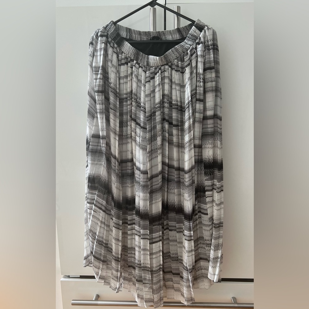 Club Monaco skirt with shorts